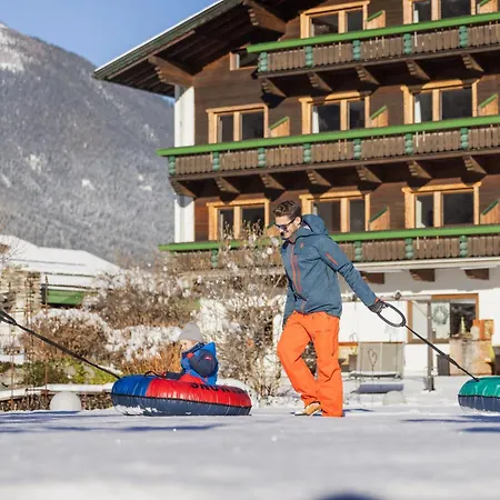 Familien- & Vitalhotel Auenhof فلبمس