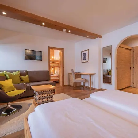 Familien- & Vitalhotel Auenhof מלון פולפמס